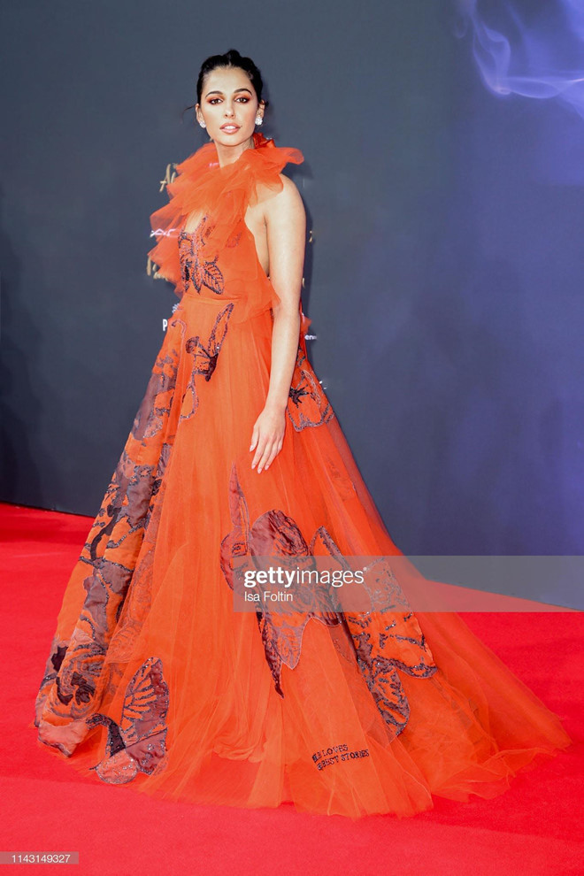 Váy áo gợi cảm, cá tính của "công chúa Jasmine" Naomi Scott ảnh 2 Vay ao goi cam, ca tinh cua