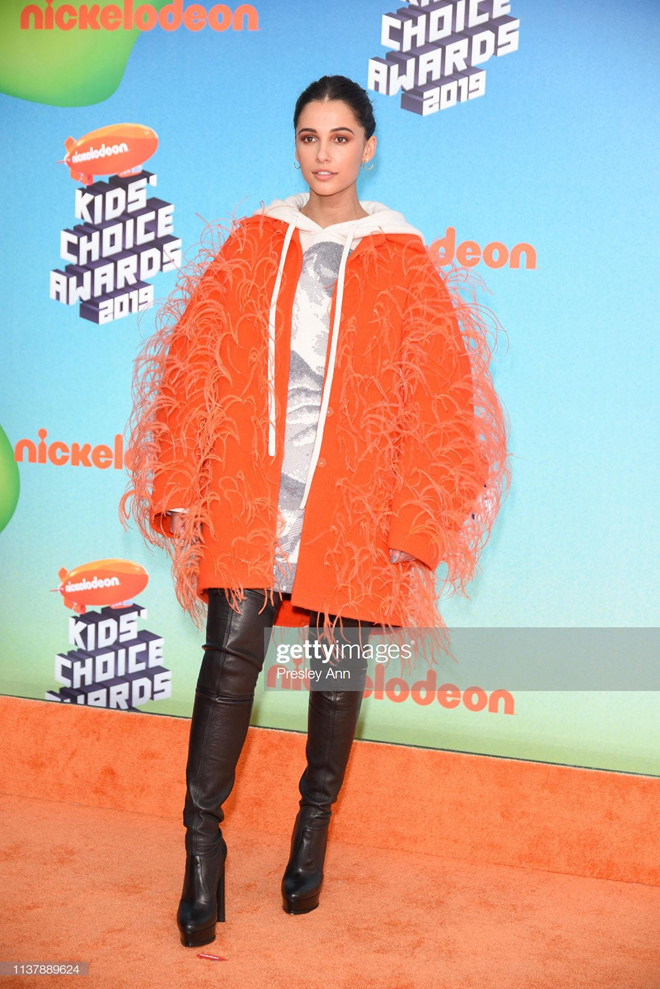 Váy áo gợi cảm, cá tính của "công chúa Jasmine" Naomi Scott ảnh 7 Vay ao goi cam, ca tinh cua