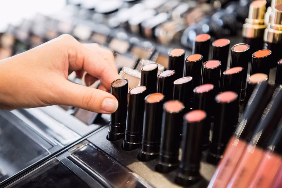 Bác sĩ da liễu chỉ ra cách phát hiện mỹ phẩm giả chuẩn không cần chỉnh - Ảnh 3.