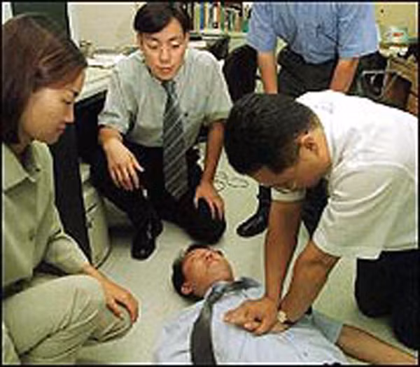 Chú rể đột tử trong ngày cưới vì hành động móc họng sai lầm khi say rượu