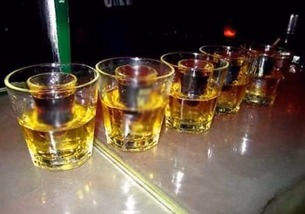 Chú rể đột tử trong ngày cưới vì hành động móc họng sai lầm khi say rượu