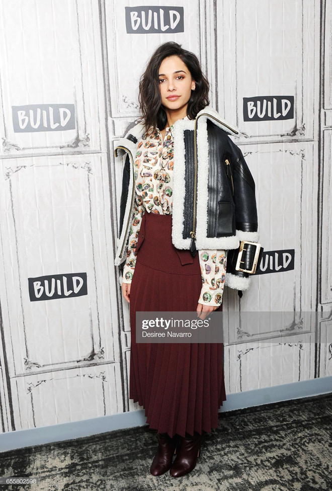 Váy áo gợi cảm, cá tính của "công chúa Jasmine" Naomi Scott ảnh 6 Vay ao goi cam, ca tinh cua