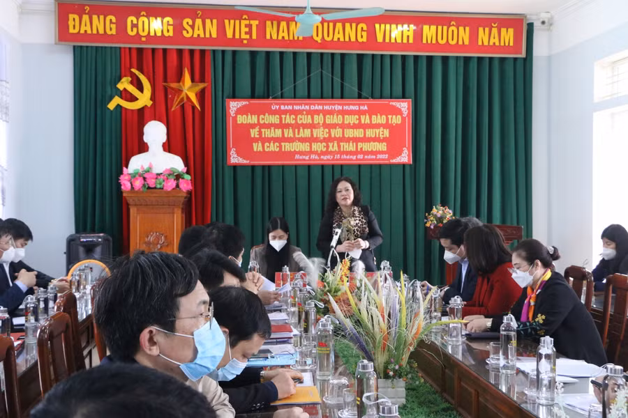 Thứ trưởng Bộ GD&amp;ĐT Ngô Thị Minh phát biểu kết luận cuộc làm việc với UBND huyện Hưng Hà và các trường học xã Thái Phương.