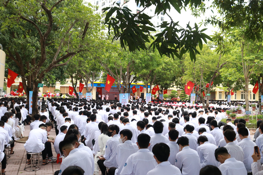Toàn cảnh Lễ khai giảng tại Trường THPT Lê Viết Thuật, TP Vinh, Nghệ An. (Ảnh: Phạm Tâm) Toàn cảnh Lễ khai giảng tại Trường THPT Lê Viết Thuật, TP Vinh, Nghệ An. (Ảnh: Phạm Tâm)