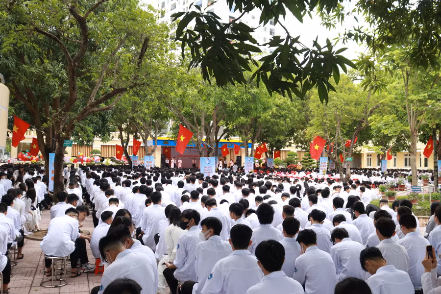 Toàn cảnh Lễ khai giảng tại Trường THPT Lê Viết Thuật, TP Vinh, Nghệ An. (Ảnh: Phạm Tâm)