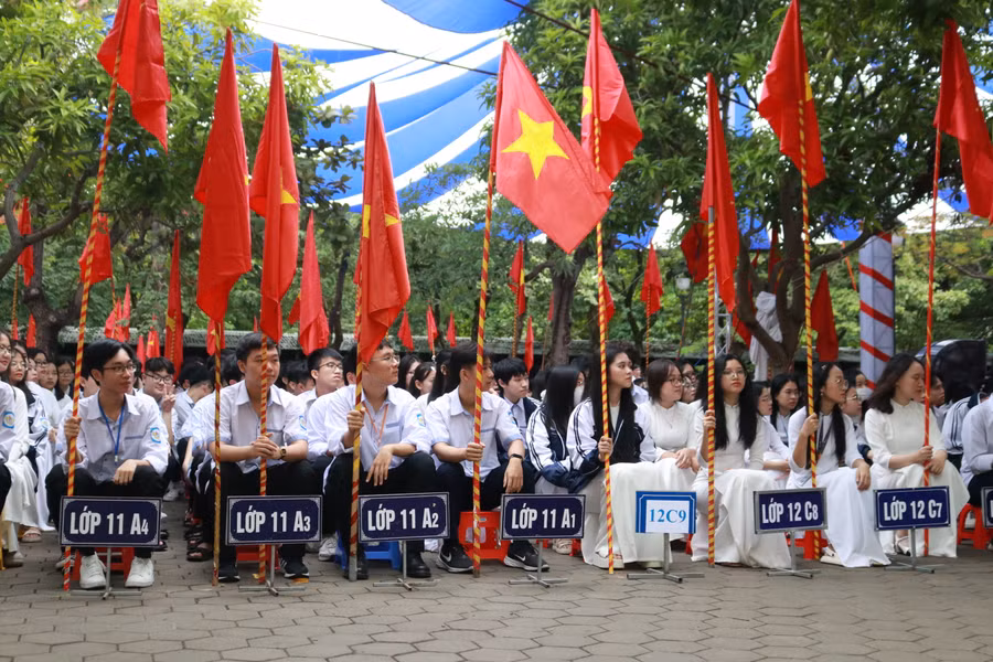 Niềm vui tươi, phấn khởi của các em học sinh khi bước vào năm học mới. (Ảnh: Phạm Tâm)