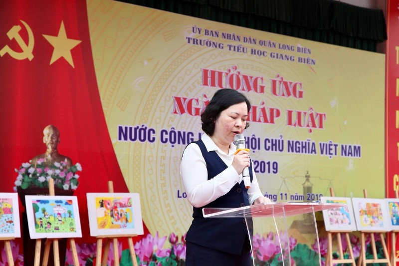 Bà Nguyễn Thị Hằng – Phó trưởng phòng GD&ĐT quận Long Biên phát biểu tại buổi lễ. Bà Nguyễn Thị Hằng – Phó trưởng phòng GD&ĐT quận Long Biên phát biểu tại buổi lễ.