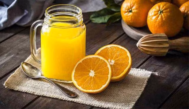 Nước cam ép nguyên chất giúp ổn định huyết áp, duy trì sức khỏe cơ tim.