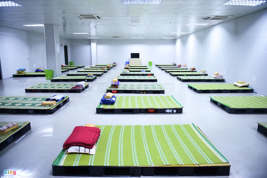 Một số doanh nghiệp bố trí chỗ ăn ở cho người lao động tại nhà máy theo phương án "3 tại chỗ". Ảnh Zing.vn