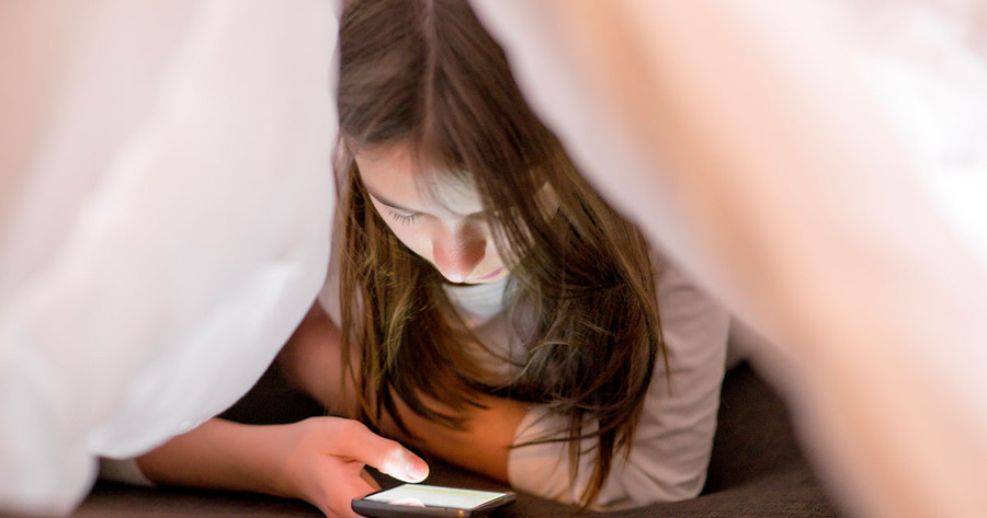 Trẻ hiếm khi đặt ra giới hạn cho riêng mình khi xem TV hoặc chơi game nên cha mẹ cần phải can thiệp. (Ảnh: ITN)