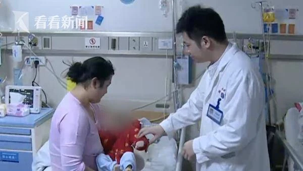 Bé sơ sinh chào đời 4,4kg nhưng sau 1 năm không ai nhận ra, nguyên nhân quá đáng sợ