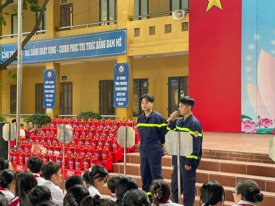 Một phụ huynh đã tặng 70 bình cứu hỏa và một số vật tư khác cho Trường THCS Vân Canh ngay tại buổi tập huấn.