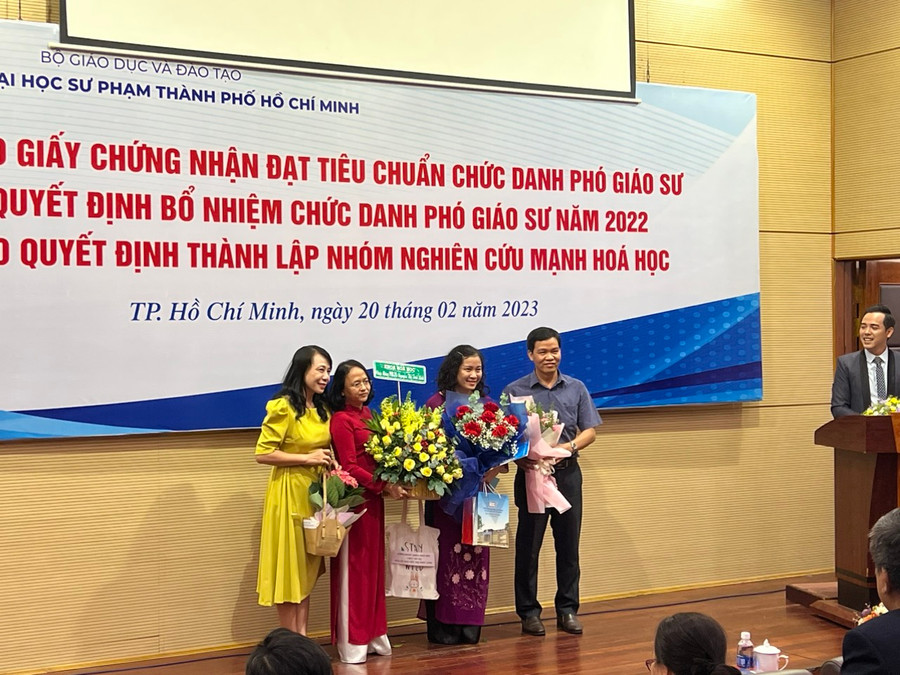 Trao hoa chúc mừng cho một tân Phó giáo sư của trường.