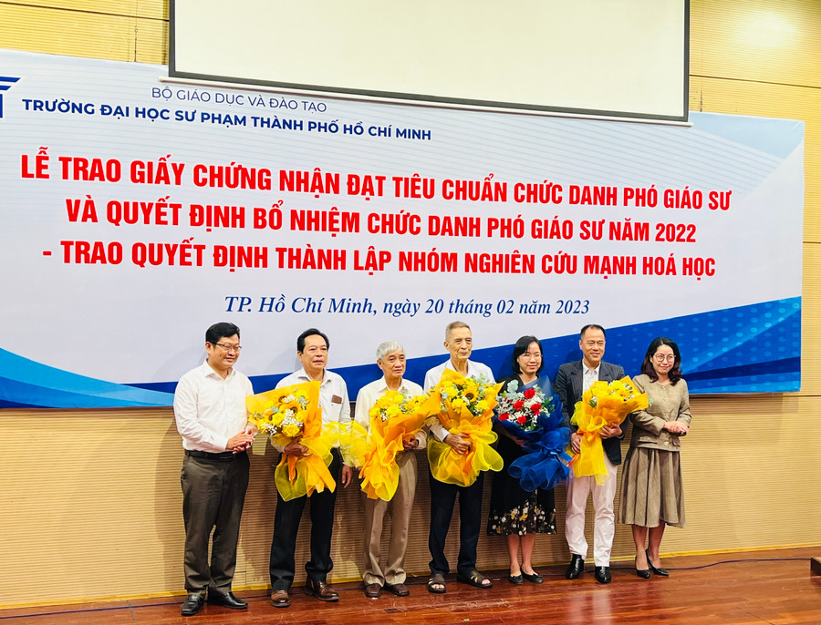 Các thành viên trong hội đồng cố vấn của các nhóm nghiên cứu mạnh.