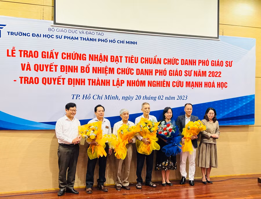 Các thành viên trong hội đồng cố vấn của các nhóm nghiên cứu mạnh.