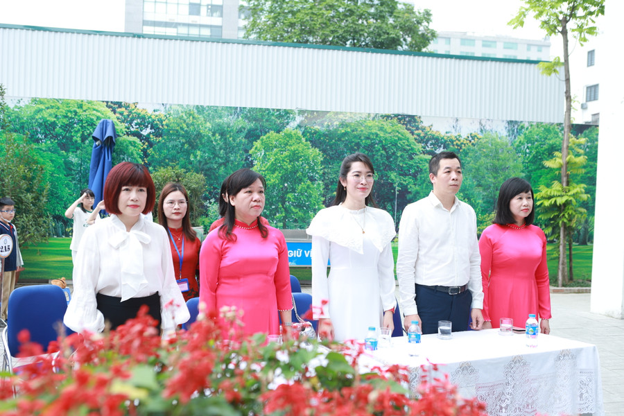 Các đại biểu tham dự đứng lên làm lễ chào cờ đầu tuần. Các đại biểu tham dự đứng lên làm lễ chào cờ đầu tuần.