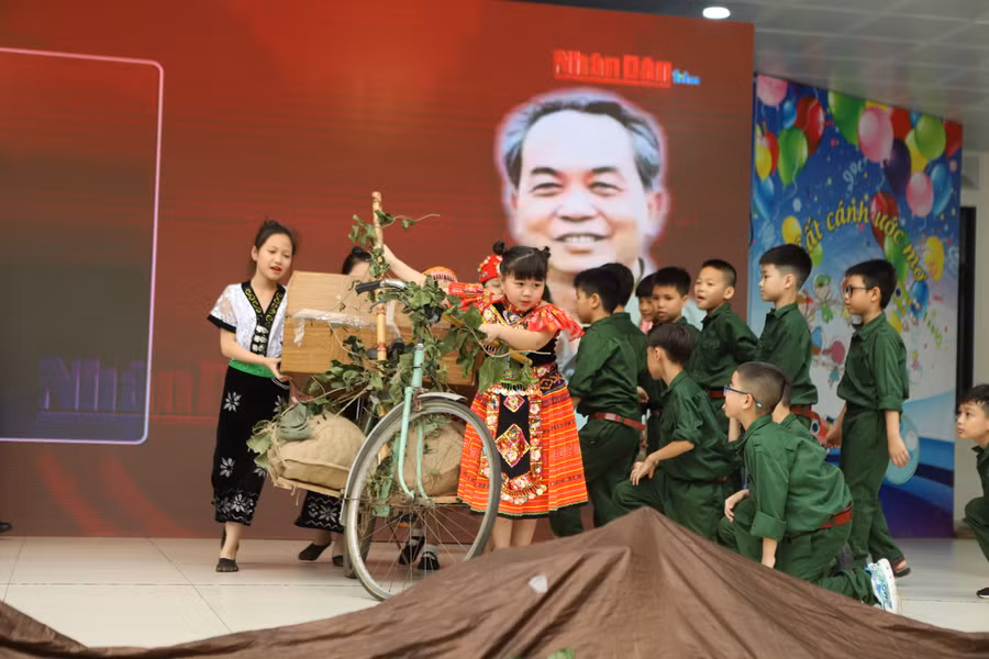 Hoạt cảnh của học sinh khối 3 Trường Tiểu học Đống Đa về những chiếc xe đạp thồ phục vụ chiến dịch Điện Biên Phủ năm 1954.