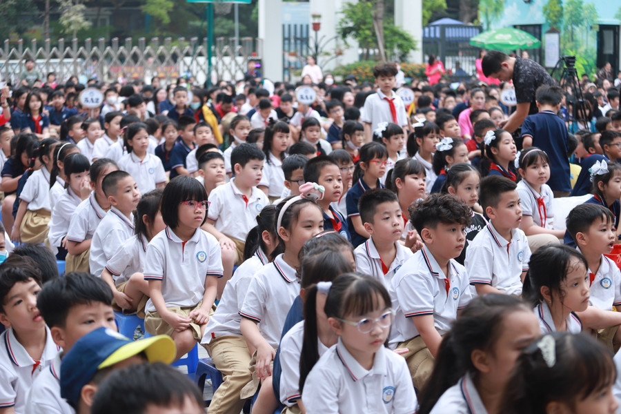 Hoạt cảnh tái hiện những gian khổ của người chiến sĩ Điện Biên khi kéo pháo vào trận địa cũng như các đoàn dân công hỏa tuyến vận chuyển lương thực, đạn dược vào trận địa trên những chiếc xe đạp thồ. Hoạt cảnh tái hiện những gian khổ của người chiến sĩ Điện Biên khi kéo pháo vào trận địa cũng như các đoàn dân công hỏa tuyến vận chuyển lương thực, đạn dược vào trận địa trên những chiếc xe đạp thồ.