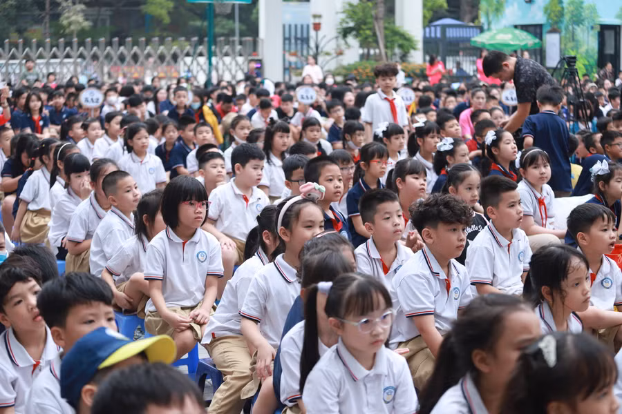 Hoạt cảnh tái hiện những gian khổ của người chiến sĩ Điện Biên khi kéo pháo vào trận địa cũng như các đoàn dân công hỏa tuyến vận chuyển lương thực, đạn dược vào trận địa trên những chiếc xe đạp thồ.