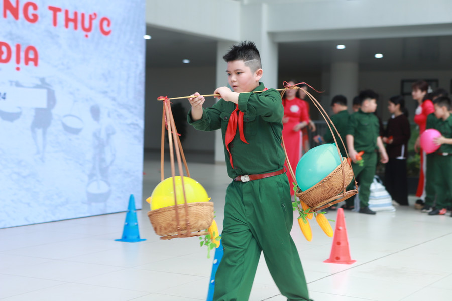 Học sinh được học về bài học về giá trị của hòa bình, tinh thần chiến đấu quả cảm của người lính Điện Biên năm xưa để có được Tổ quốc Việt Nam hòa bình như ngày nay. Học sinh được học về bài học về giá trị của hòa bình, tinh thần chiến đấu quả cảm của người lính Điện Biên năm xưa để có được Tổ quốc Việt Nam hòa bình như ngày nay.