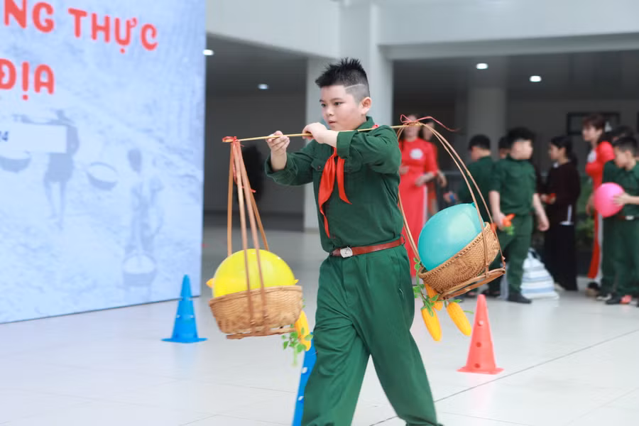 Học sinh được học về bài học về giá trị của hòa bình, tinh thần chiến đấu quả cảm của người lính Điện Biên năm xưa để có được Tổ quốc Việt Nam hòa bình như ngày nay.