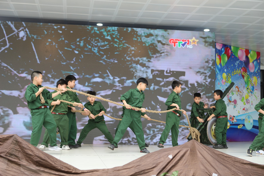 Hoạt cảnh tái hiện những gian khổ của người chiến sĩ Điện Biên khi kéo pháo vào trận địa cũng như các đoàn dân công hỏa tuyến vận chuyển lương thực, đạn dược vào trận địa trên những chiếc xe đạp thồ. Hoạt cảnh tái hiện những gian khổ của người chiến sĩ Điện Biên khi kéo pháo vào trận địa cũng như các đoàn dân công hỏa tuyến vận chuyển lương thực, đạn dược vào trận địa trên những chiếc xe đạp thồ.