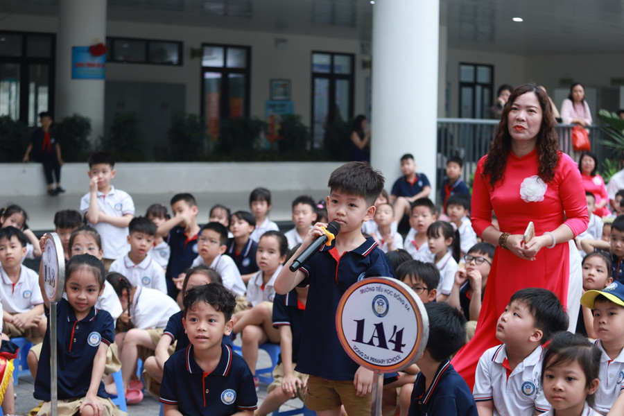 Học sinh hào hứng tham gia trả lời câu hỏi của diễn giả về các nhân vật, hiện vật của chiến dịch Điện Biên Phủ cách đây tròn 70 năm. Học sinh hào hứng tham gia trả lời câu hỏi của diễn giả về các nhân vật, hiện vật của chiến dịch Điện Biên Phủ cách đây tròn 70 năm.