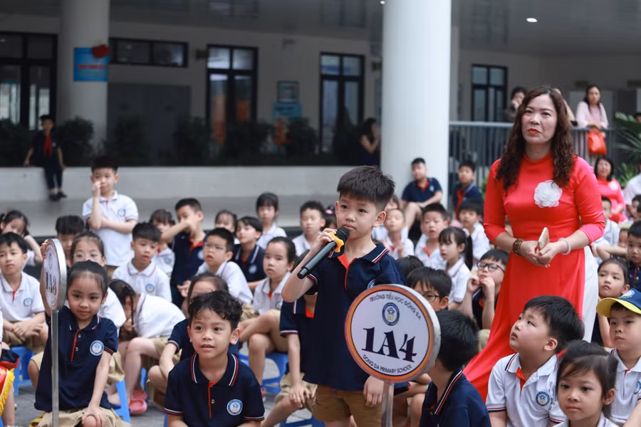 Học sinh hào hứng tham gia trả lời câu hỏi của diễn giả về các nhân vật, hiện vật của chiến dịch Điện Biên Phủ cách đây tròn 70 năm.