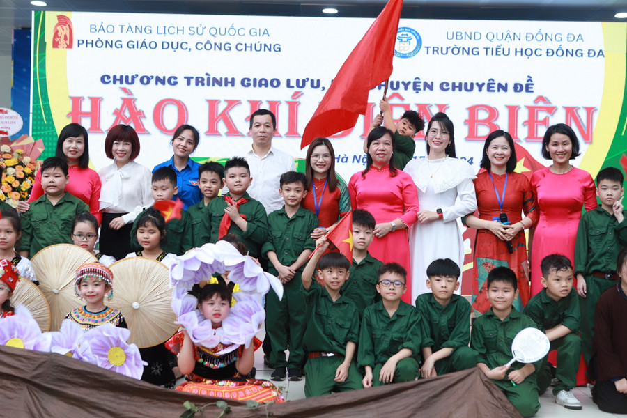 Cô trò cùng lưu lại khoảnh khắc đáng nhớ sau sự kiện. Cô trò cùng lưu lại khoảnh khắc đáng nhớ sau sự kiện.