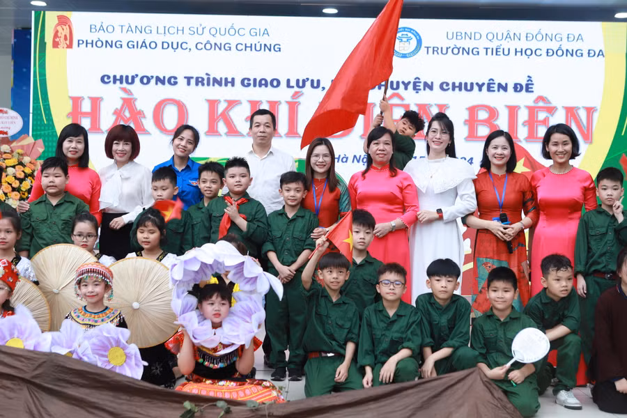 Cô trò cùng lưu lại khoảnh khắc đáng nhớ sau sự kiện.