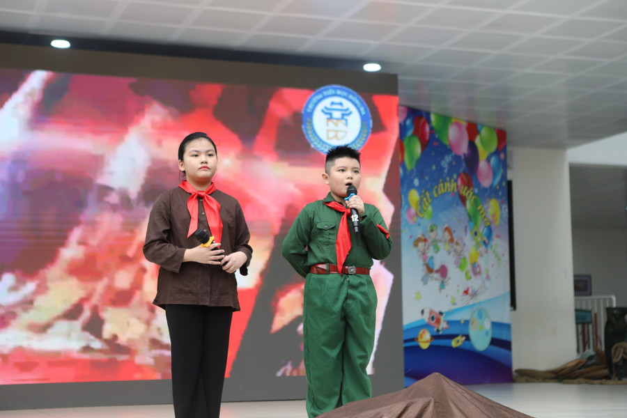 Hoạt cảnh tái hiện những gian khổ của người chiến sĩ Điện Biên khi kéo pháo vào trận địa cũng như các đoàn dân công hỏa tuyến vận chuyển lương thực, đạn dược vào trận địa trên những chiếc xe đạp thồ. Hoạt cảnh tái hiện những gian khổ của người chiến sĩ Điện Biên khi kéo pháo vào trận địa cũng như các đoàn dân công hỏa tuyến vận chuyển lương thực, đạn dược vào trận địa trên những chiếc xe đạp thồ.