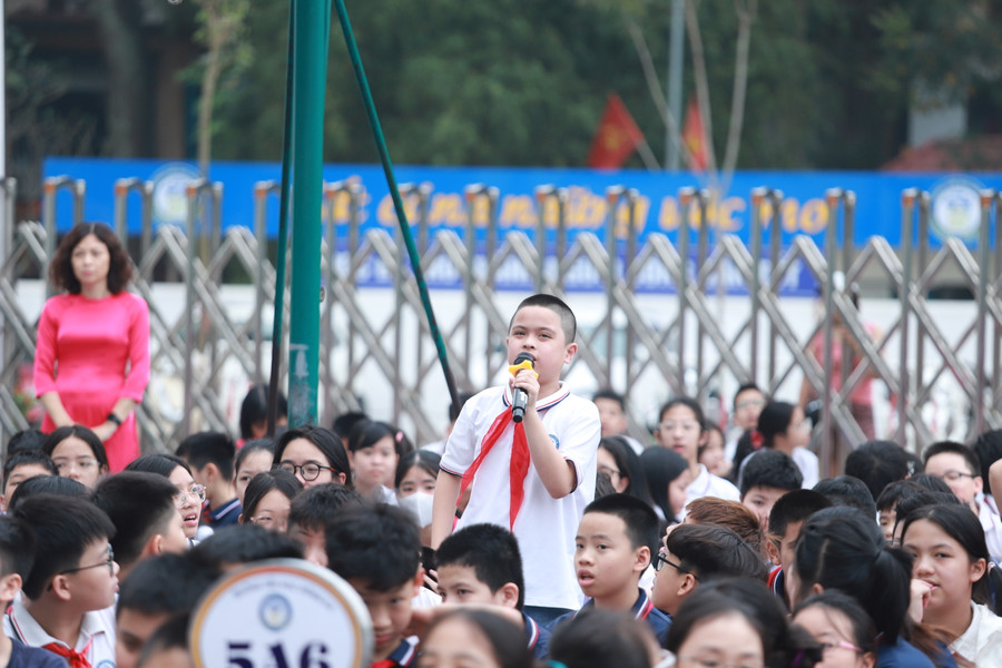 Học sinh hào hứng tham gia trả lời câu hỏi của diễn giả về các nhân vật, hiện vật của chiến dịch Điện Biên Phủ cách đây tròn 70 năm. Học sinh hào hứng tham gia trả lời câu hỏi của diễn giả về các nhân vật, hiện vật của chiến dịch Điện Biên Phủ cách đây tròn 70 năm.