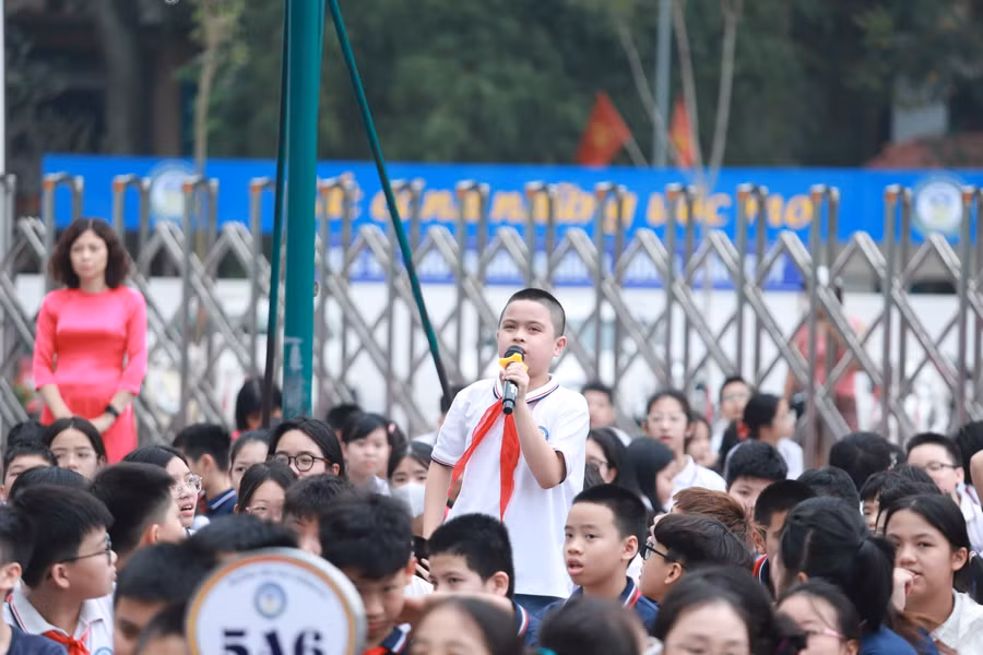 Học sinh hào hứng tham gia trả lời câu hỏi của diễn giả về các nhân vật, hiện vật của chiến dịch Điện Biên Phủ cách đây tròn 70 năm.