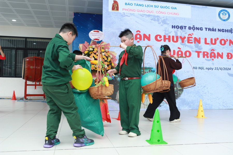 Học sinh được học về bài học về giá trị của hòa bình, tinh thần chiến đấu quả cảm của người lính Điện Biên năm xưa để có được Tổ quốc Việt Nam hòa bình như ngày nay. Học sinh được học về bài học về giá trị của hòa bình, tinh thần chiến đấu quả cảm của người lính Điện Biên năm xưa để có được Tổ quốc Việt Nam hòa bình như ngày nay.