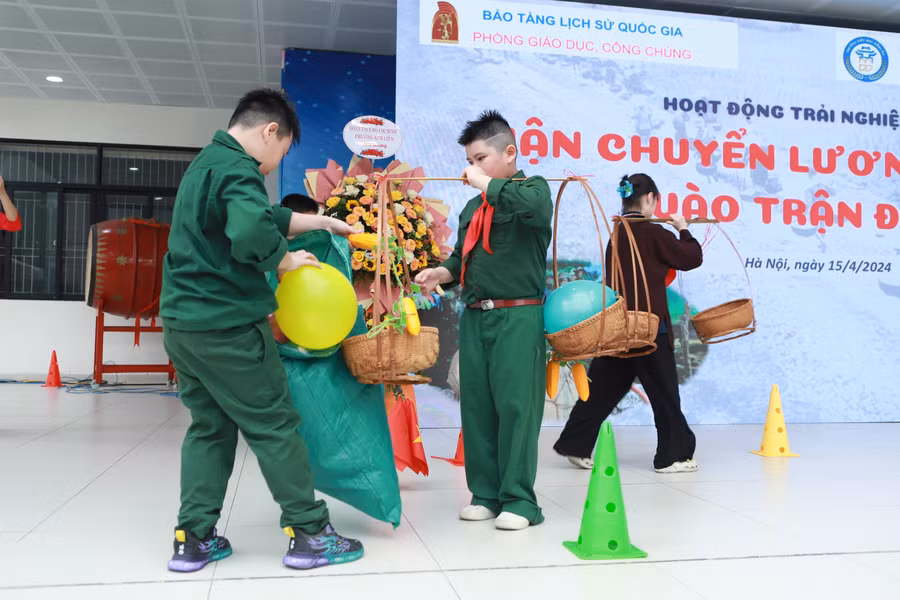 Học sinh được học về bài học về giá trị của hòa bình, tinh thần chiến đấu quả cảm của người lính Điện Biên năm xưa để có được Tổ quốc Việt Nam hòa bình như ngày nay.