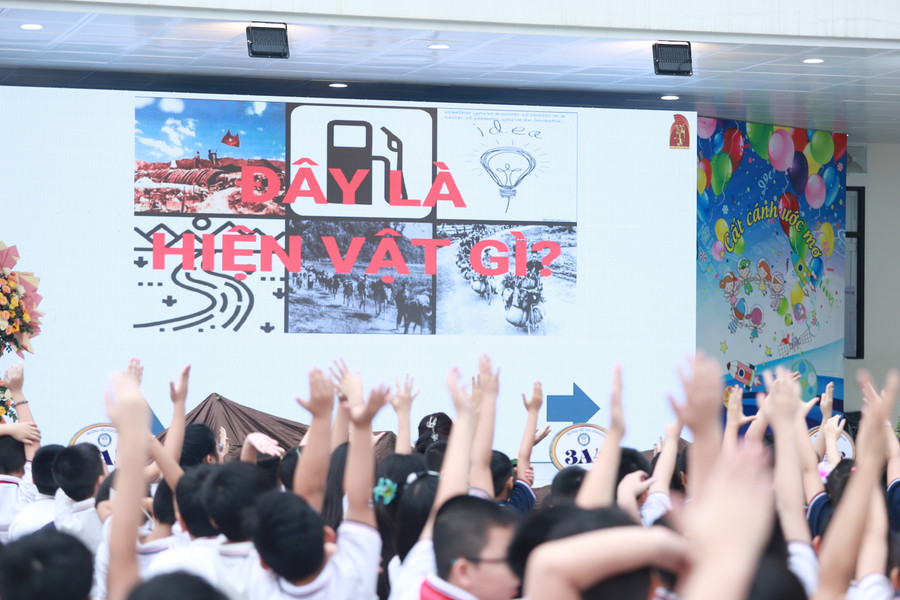 Học sinh hào hứng tham gia trả lời câu hỏi của diễn giả về các nhân vật, hiện vật của chiến dịch Điện Biên Phủ cách đây tròn 70 năm. Học sinh hào hứng tham gia trả lời câu hỏi của diễn giả về các nhân vật, hiện vật của chiến dịch Điện Biên Phủ cách đây tròn 70 năm.