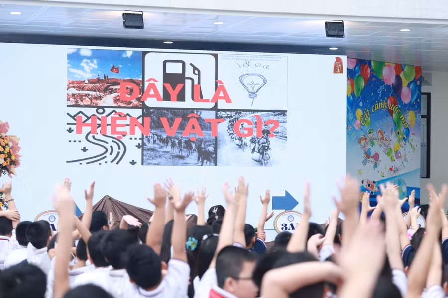 Học sinh hào hứng tham gia trả lời câu hỏi của diễn giả về các nhân vật, hiện vật của chiến dịch Điện Biên Phủ cách đây tròn 70 năm.