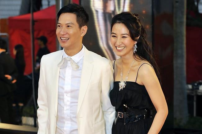 Ảnh cưới của Quan Vịnh Hà và Trương Gia Huy bị vứt bên đường ảnh 2 Anh cuoi cua Quan Vinh Ha va Truong Gia Huy bi vut ben duong hinh anh 2