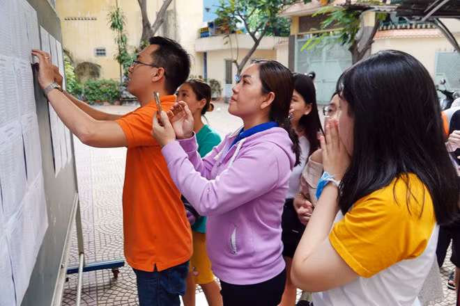 Thí sinh và phụ huynh đang hồi hộp, nóng lòng chờ công bố điểm thi (Ảnh minh họa)