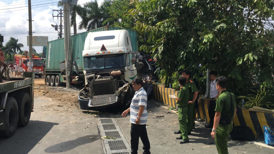 Hé lộ nguyên nhân vụ container đâm ô tô bẹp dúm khiến 5 người tử vong 