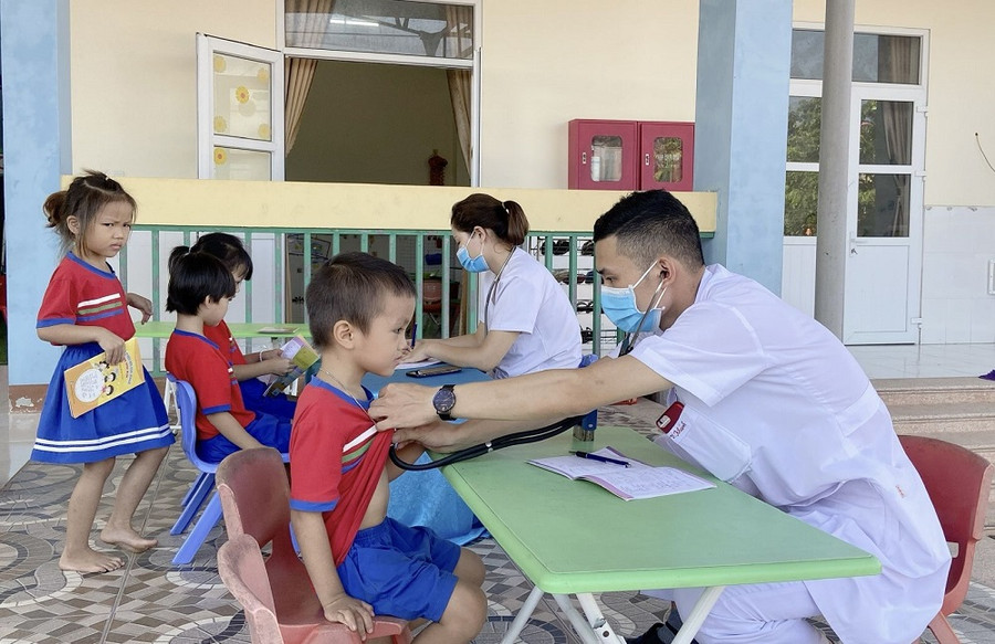 Trường Mầm non Đức Lương phối hợp với trạm y tế xã tổ chức khám sức khỏe định kỳ cho trẻ. Trường Mầm non Đức Lương phối hợp với trạm y tế xã tổ chức khám sức khỏe định kỳ cho trẻ.