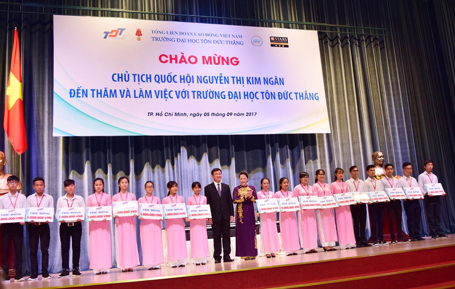 Chủ tịch Quốc hội trao học bổng cho tân sinh viên vượt khó, học giỏi