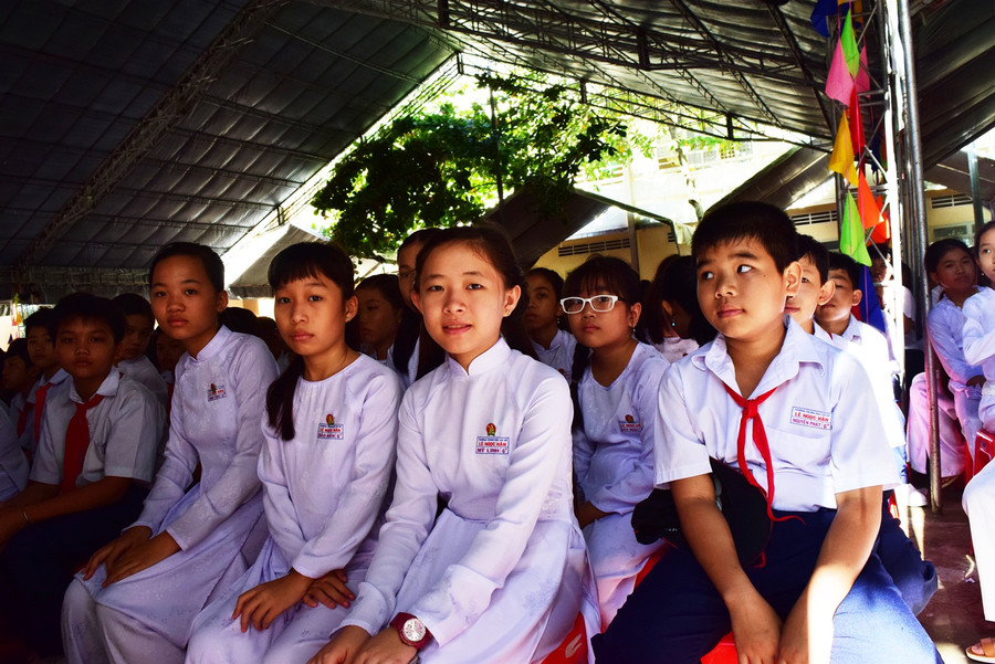 Niềm vui của các em học sinh lớp 6 khi bước vào năm học mới Niềm vui của các em học sinh lớp 6 khi bước vào năm học mới