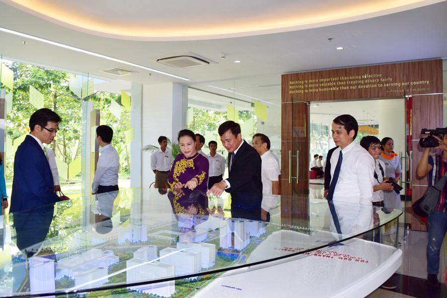 Chủ tịch Quốc hội Nguyễn Thị Kim Ngân thăm quan mô hình phối cảnh toàn trường ĐH Tôn Đức Thắng thu nhỏ