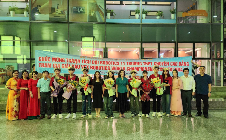 Lãnh đạo Sở Giáo dục và Đào tạo tỉnh Cao Bằng, Ban giám hiệu trường THPT Chuyên Cao Bằng cùng các thầy cô giáo tham gia đón Đội Robotics 11 tại Sân bay Nội Bài (Hà Nội). (Ảnh: Báo Cao Bằng)