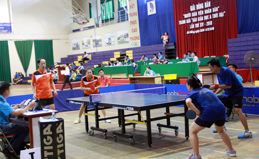 Một pha bóng đồng đôi nam - nữ