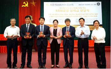 Hội Khuyến học Phú Thọ trao quà lưu niệm cho Trung tâm Giao lưu Văn hóa Việt - Hàn, Ngân hàng Kookmin và Công ty TNHH Kee Eun Hội Khuyến học Phú Thọ trao quà lưu niệm cho Trung tâm Giao lưu Văn hóa Việt - Hàn, Ngân hàng Kookmin và Công ty TNHH Kee Eun