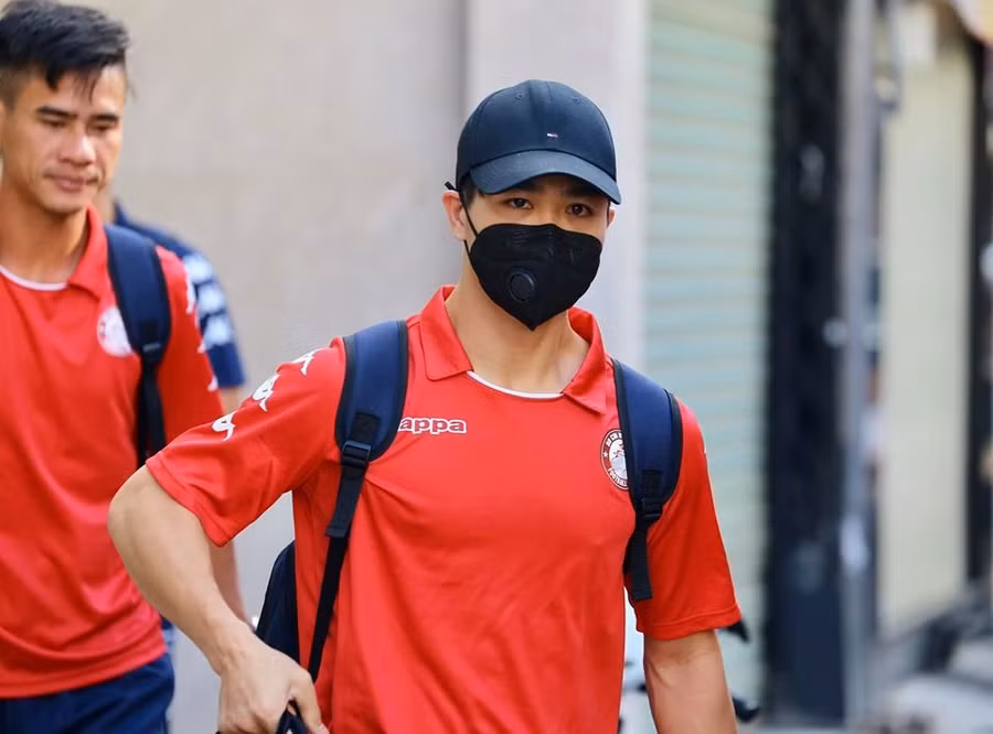 Công Phượng bịt khẩu trang kín phòng ngừa virus Corona