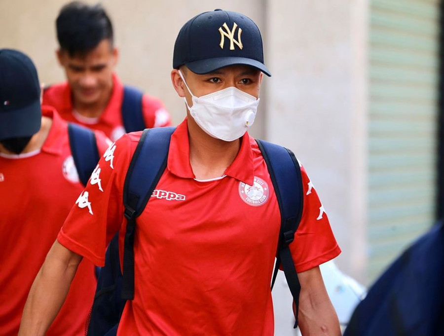 Công Phượng bịt khẩu trang kín phòng ngừa virus Corona ảnh 2 Tiền vệ Võ Huy Toàn cũng đeo khẩu trang kín tập trung cùng đội. Ảnh: HCMFC