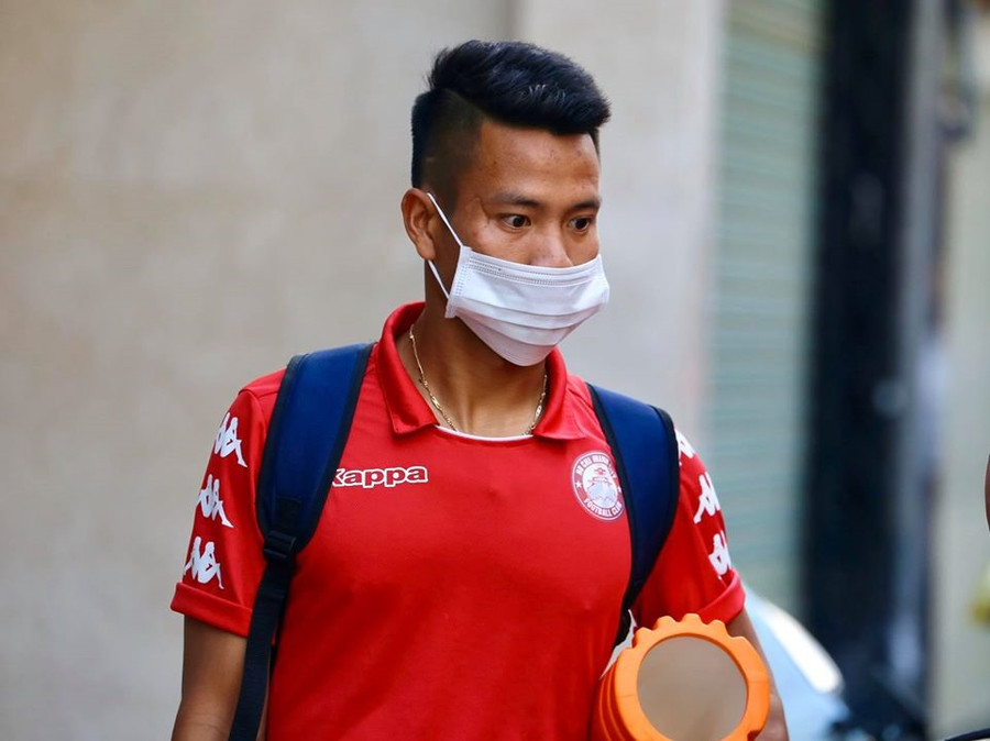 Công Phượng bịt khẩu trang kín phòng ngừa virus Corona ảnh 1 Các đồng đội của Công Phượng cũng xuất hiện với hình ảnh tương tự. Do bệnh viêm phổi cấp do virus corona chưa được kiểm soát nên các cầu thủ tự trang bị khẩu trang bảo vệ mình. Ảnh: HCMFC